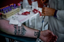 Αποσύρεται έγγραφο «Μην δώσεις αίμα, αν είχες έστω και μία ομοφυλοφιλική σχέση από το 1977»