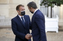 Εμανουέλ Μακρόν και Κυριάκος Μητσοτάκης ανταλλάσσουν χειραψία