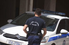 Αστυνομικός έξω από περιπολικό (ΦΩΤΟ ΑΡΧΕΙΟΥ) - Σύζυγος σκότωσε τη γυναίκα του στην Αργολίδα