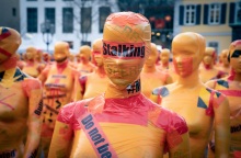 Κίτρινο ομοίωμα ανθρώπου σε διαδήλωση για τα δικαιώματα των γυναικών