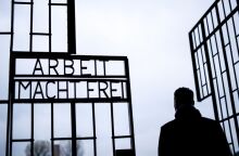 EΠΙΣΚΕΠΤΗΣ ΠΕΡΝΑ ΤΗΝ ΠΥΛΗ ΤΟΥ ΠΡΩΗΝ ΣΤΡΑΤΟΠΕΔΟΥ ΣΥΓΚΕΝΤΡΩΣΗΣ ΖΑΞΕΝΧΑΟΥΖΕΝ ΣΤΟ ΟΡΑΝΙΕΝΜΠΟΥΡΓΚ