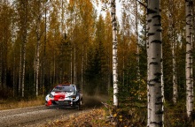Αυτοκίνητο σε δάσος - Στιγμιότυπο από το Ράλι Φινλανδίας 2021