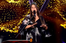 Η Ελευθερία Τσαγκίρη, παίκτρια στο «The Voice», ερμηνεύει στη νοηματική γλώσσα το τραγούδι της