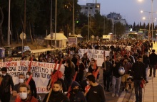 Σε δύο συλλήψεις προχώρησαν οι αστυνομικές αρχές κατά τη διάρκεια των επεισοδίων στην αντιφασιστική πορεία το βράδυ του Σαββάτου στη Θεσσαλονίκη.