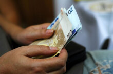 Χαρτονομίσματα ευρώ (ΦΩΤΟ ΑΡΧΕΙΟΥ) - Αυτήν την εβδομάδα πληρώνονται επιδόματα από ΟΑΕΔ και ΕΦΚΑ, καθώς και η αποζημίωση ειδικού σκοπού για αναστολές Σεπτεμβρίου, ξεναγούς και καλλιτέχνες