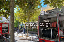 Πυροσβέστης έξω από το κατάστημα εστίασης στο Παλαιό Φάληρο, όπου ξέσπασε η φωτιά