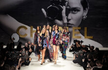 Μοντέλα στην επίδειξη Chanel SS22
