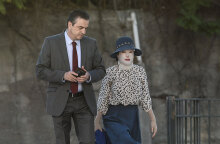 Η Ιωάννα Παλιοσπύρου προσέρχεται στη δίκη για την επίθεση με βιτριόλι που δέχτηκε στην Καλλιθέα