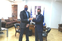 Ο Θεοκλής Ζαούτης, νέος πρόεδρος του ΕΟΔΥ, με τον υπουργό Υγείας Θάνο Πλεύρη