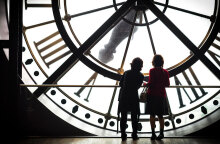 Νεαροί βλέπουν τη θέα μέσα από ρολόι (ΦΩΤΟ ΑΡΧΕΙΟΥ) - Αλλαγή ώρας και φέτος τον Οκτώβριο, την τελευταία Κυριακή του μήνα