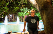 Ο Στέφανος Τσιτσόπουλος κάνει λογοτεχνικό σαφάρι στην Κυψέλη