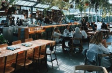 Τέλος οι περιορισμοί στην εστίαση για τους εμβολιασμένους