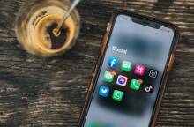 Κινητό με τις εφαρμογές των social media