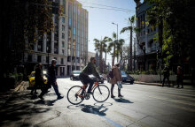 Ποδηλάτης σε διάβαση πεζών στην Πανεπιστημίου (ΦΩΤΟ ΑΡΧΕΙΟΥ) - Στις 15.00 ανακοινώνονται τα νέα μέτρα για πολίτες που είναι εμβολιασμένοι