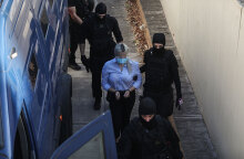 Η κατηγορούμενη Έφη Κακαράτζουλα προσέρχεται στη δίκη για την επίθεση με βιτριόλι στην Καλλιθέα