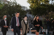 Η Ιωάννα Παλιοσπύρου με την ειδική μάσκα προσέρχεται στη δίκη για το βιτριόλι