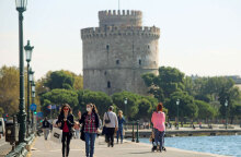 Κοπέλες περπατούν στη Θεσσαλονίκη με φόντο τον Λευκό Πύργο (ΦΩΤΟ ΑΡΧΕΙΟΥ) - Τέλος το μίνι lockdown για τον κορωνοϊό από το Σάββατο 9 Οκτωβρίου 2021, σύμφωνα με τα νέα μέτρα για τους εμβολιασμένους