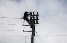 Συνεργείο διορθώνει βλάβη στο δίκτυο ηλεκτροδότησης (ΦΩΤΟ ΑΡΧΕΙΟΥ) - «Φωτιά» οι αυξήσεις στο ηλεκτρικό ρεύμα