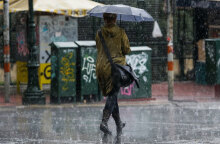 Γυναίκα με ομπρέλα στη βροχή (ΦΩΤΟ ΑΡΧΕΙΟΥ) - Καταιγίδες φέρνει σε περιοχές της χώρας η κακοκαιρία «Αθηνά»