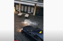 Πλημμυρισμένος δρόμος στην Κέρκυρα, καθώς η κακοκαιρία «Αθηνά» βρίσκεται σε εξέλιξη