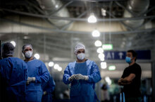 Γιατροί και νοσηλευτές σε ΜΕΘ για κορωνοϊό (ΦΩΤΟ ΑΡΧΕΙΟΥ) - Τα νέα μέτρα για εμβολιασμένους προβληματιζουν τους ειδικούς