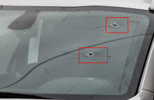 Τρύπες από σφαίρες στο τζάμι του κλεμμένου αυτοκινήτου στην επεισοδιακή καταδίωξη με πυροβολισμούς στο κέντρο της Αθήνας