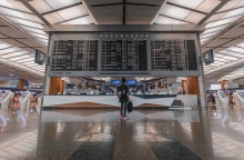 Κορωνοϊός - ΗΠΑ: Αίρονται οι περιορισμοί σε επισκέπτες που έχουν εμβολιαστεί με σκευάσματα εγκεκριμένα από τον Παγκόσμιο Οργανισμό Υγείας