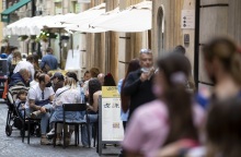 Ιταλία - κορωνοϊός: Σε όλες τις ευπαθείς ομάδες, αλλά και στο σύνολο των άνω των 60 ετών κατοίκων της χώρας θα χορηγηθεί η τρίτη δόση του εμβολίου.