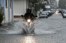 Οδηγός μηχανής διασχίζει πλημμυρισμένο δρόμο (ΦΩΤΟ ΑΡΧΕΙΟΥ) - Ο καιρός αύριο Δευτέρα 11 Οκτωβρίου 2021 έχει καταιγίδες και χαλάζι