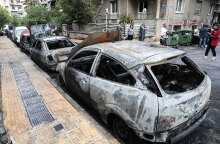 Καμένα αυτοκίνητα στην Αθήνα μετά τη φωτιά που ξεκίνησε από απορριμματοφόρο