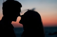 Ένα ζευγάρι ετοιμάζεται να φιληθεί.