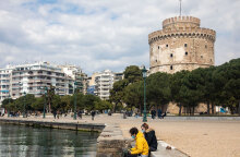 Πολίτες με μάσκα για τον κορωνοϊό στη Θεσσαλονίκη με φόντο τον Λευκό Πύργο (ΦΩΤΟ ΑΡΧΕΙΟΥ) - Αυξητικές τάσεις στα λύματα της πόλης δίνουν οι νέες μετρήσεις του ΕΟΔΥ