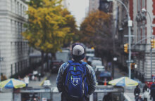 Άντρας με καπέλο και γυρισμένη πλάτη στο κέντρο της πόλης