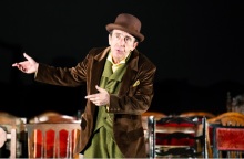 Στιγμιότυπο από την παράσταση «Λουκής Λάρας», με τον τον Μανώλη Μαυροματάκη σε σκηνοθεσία του Λευτέρη Γιοβανίδη.