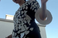 Η Ελισάβετ Σφυρή με την περφόρμανς "Dichotomy" στον χώρο ΎΛΗ[matter]HYLE