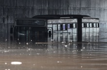 Ποσειδώνος: Πλημμύρισε η γέφυρα - Εγκλωβίστηκε λεωφορείο