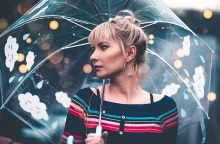 Μια γυναίκα κρατά μια ομπρέλα