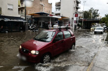 Κακοκαιρία «Μπάλλος»: Πλημμύρισε η Γέφυρα της Χαμοστέρνας στην οδό Θεσσαλονίκης