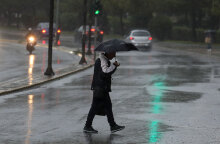 Πολίτης με ομπρέλα στην καταιγίδα - Έντονες βροχές έφερε η κακοκαιρία «Μπάλλος» σε περιοχές στην Αττική