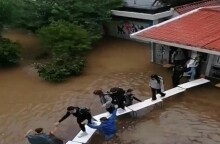 «Γέφυρα» από θρανία έφτιαξαν μαθητές σε πλημμυρισμένο σχολείο 