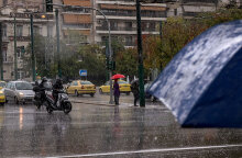Βροχή στην Αθήνα (ΦΩΤΟ ΑΡΧΕΙΟΥ) - Τα κρούσματα σήμερα Παρασκευή 15 Οκτωβρίου 2021 και την κατανομή τους ανακοίνωσε ο ΕΟΔΥ