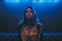 Ένα κορίτσι ποζάρει.