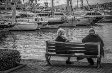 Ηλικιωμένοι κάθονται σε παγκάκι στην Μαρίνα Αλίμου
