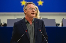 O Κώστας Αρβανίτης κατά τη διάρκεια ομιλίας του στο Ευρωκοινοβούλιο