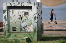 Κοπέλα με πατίνι δίπλα από ΚΑΦΑΟ στη Θεσσαλονίκη - Κοντά στις 3.500 αναμένονται τα κρούσματα σήμερα