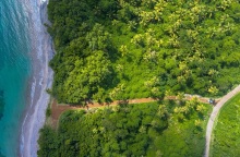 Φωτογραφία από drone που απεικονίζει μια θάλασσα. 