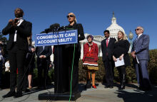 H Πάρις Χίλτον έξω από το Καπιτώλιο μιλά για την κακοποίηση που υπέστη