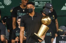 Ο Γιάννης Αντετοκούνμπο με το τρόπαιο του ΝΒΑ