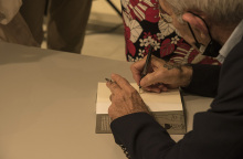 O Γιάννης Μπουτάρης υπογράφει βιβλίο του 