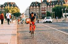 Ποδηλάτης σε δρόμο του Παρισιού